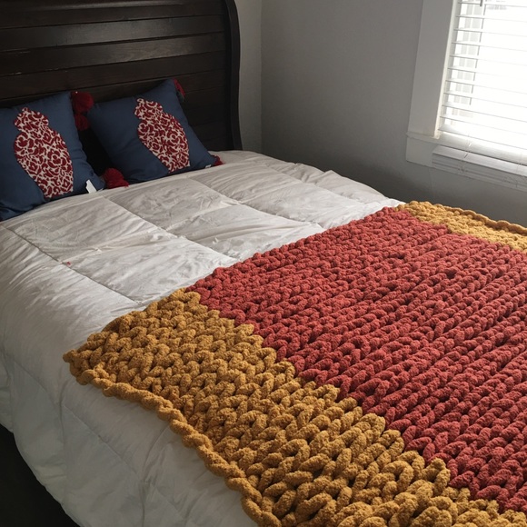 Handmade chunky knit blanket - Picture 2 of 4